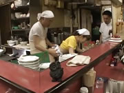 日本老少歡壽司店裡的美女壽司肉體服務