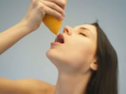 裸體萌系妹子飲用葡萄柚汁
