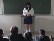日本櫻花學生妹 上原亜衣 學園被班里的男同學們瘋狂強暴