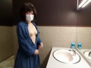 日本口罩嫩妹在公廁揉乳摳逼擼蒂